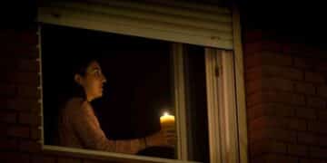 mujer con vela durante un corte de luz en Madrid octubre 2025.