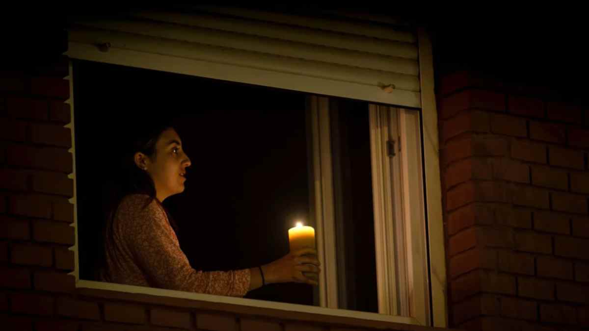 mujer con vela durante un corte de luz en Madrid octubre 2025.