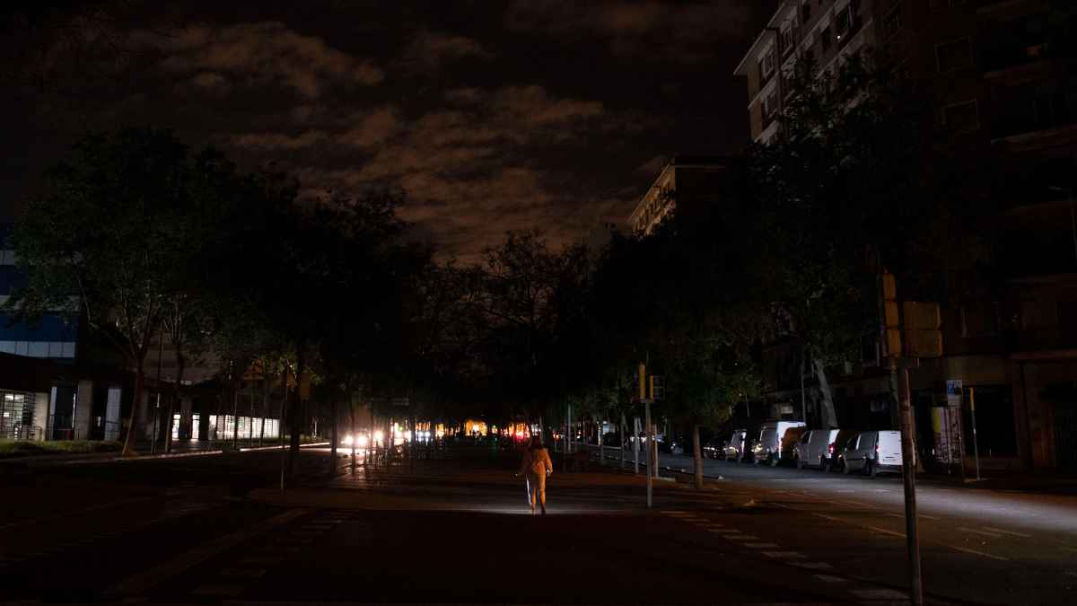 Calle de Madrid durante un corte de luz programado por Iberdrola en octubre de 2025