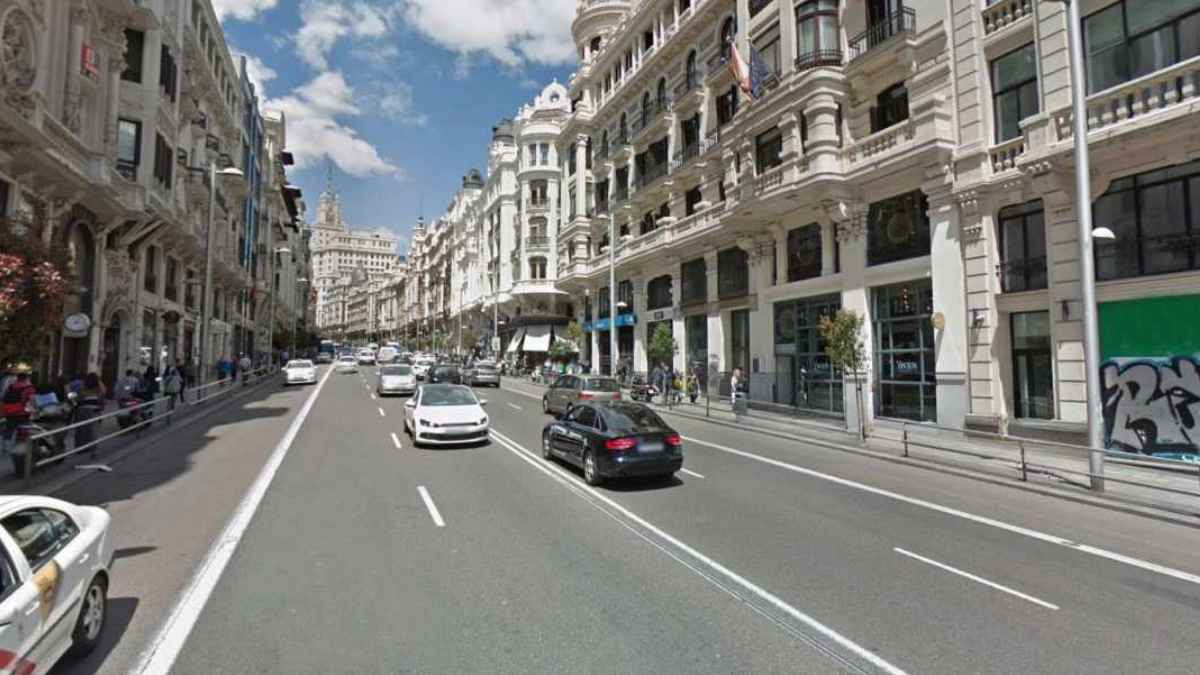 Tráfico en la Gran Vía de Madrid afectado por cortes y desvíos este sábado