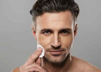 Hombre aplicando crema hidratante facial con efecto refrescante.