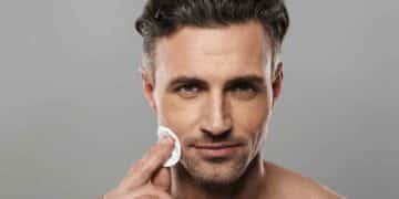 Hombre aplicando crema hidratante facial con efecto refrescante.