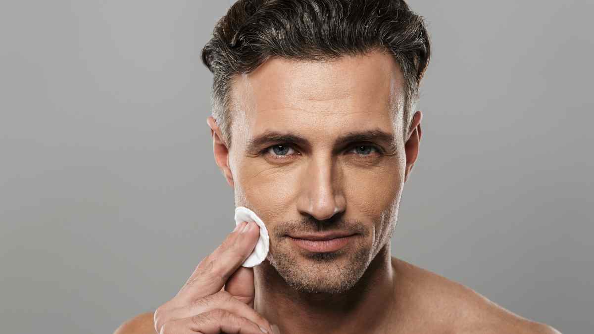 Hombre aplicando crema hidratante facial con efecto refrescante.