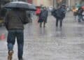 Personas con paraguas bajo la lluvia en la Comunidad Valenciana durante la DANA del macropuente del 9 de octubre.