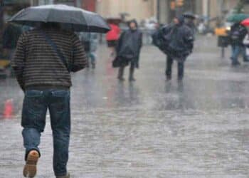 Personas con paraguas bajo la lluvia en la Comunidad Valenciana durante la DANA del macropuente del 9 de octubre.