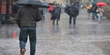 Personas con paraguas bajo la lluvia en la Comunidad Valenciana durante la DANA del macropuente del 9 de octubre.