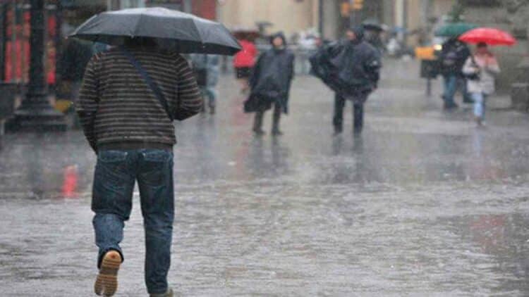 Personas con paraguas bajo la lluvia en la Comunidad Valenciana durante la DANA del macropuente del 9 de octubre.
