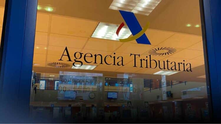 Oficina de la Agencia Tributaria tras fallo del Supremo sobre deducciones de autónomos sin alta en el RETA.
