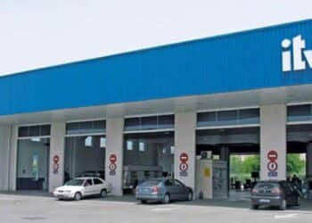 Estación de ITV en España con coches durante la inspección técnica de vehículos.