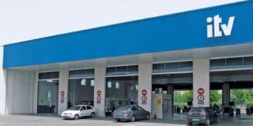 Estación de ITV en España con coches durante la inspección técnica de vehículos.