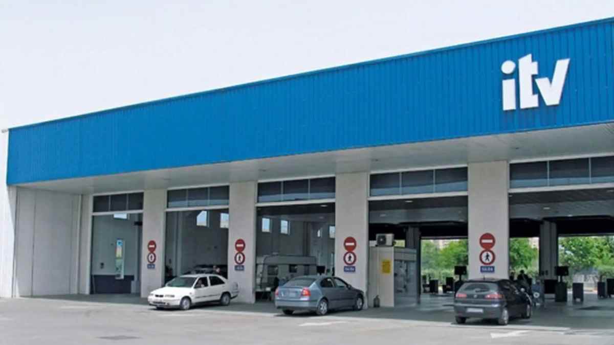 Estación de ITV en España con coches durante la inspección técnica de vehículos.