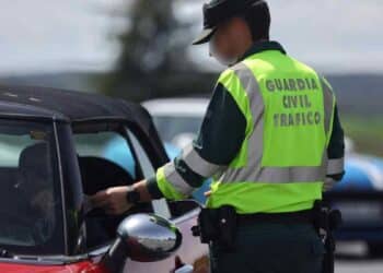 agente de la guardia civil de trafico multando.