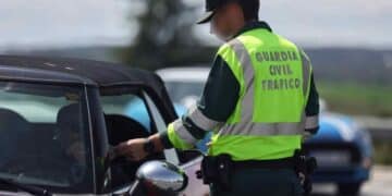 agente de la guardia civil de trafico multando.