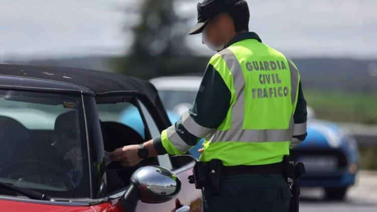 agente de la guardia civil de trafico multando.