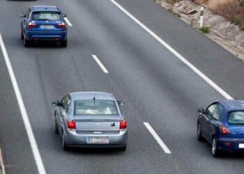 Coches circulando por el carril izquierdo en autopista según la DGT.
