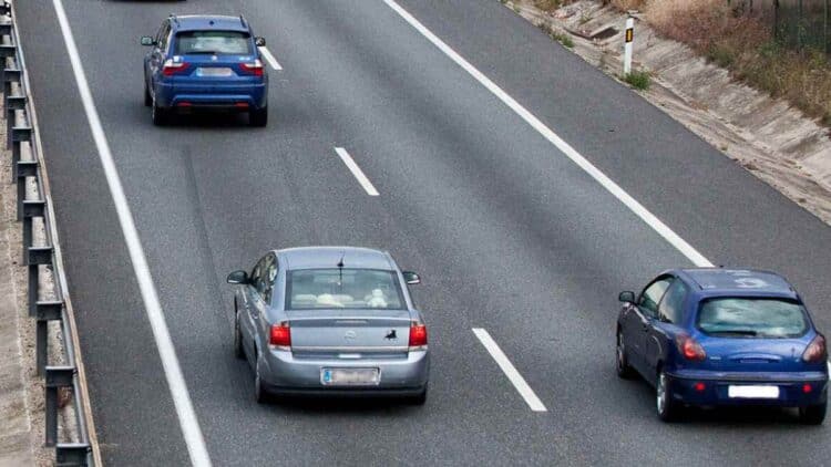 Coches circulando por el carril izquierdo en autopista según la DGT.