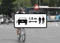 Señal S-891 de la DGT que recuerda 1,5 metros al adelantar ciclistas.