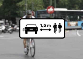 Señal S-891 de la DGT que recuerda 1,5 metros al adelantar ciclistas.
