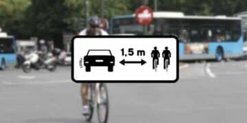 Señal S-891 de la DGT que recuerda 1,5 metros al adelantar ciclistas.