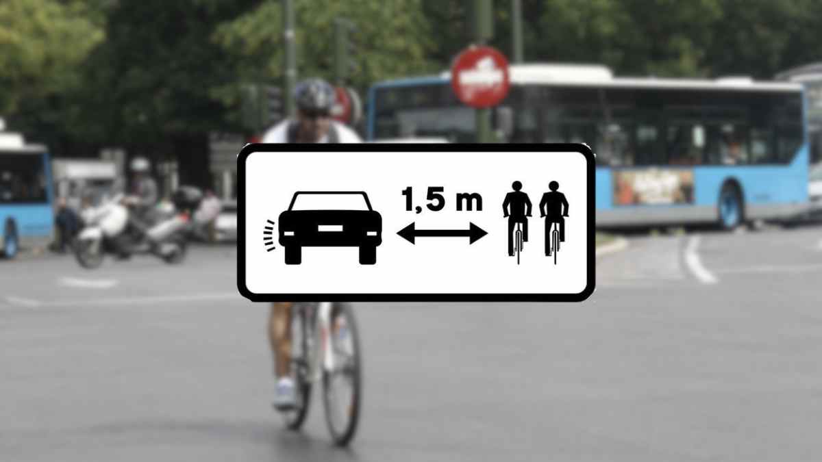 Señal S-891 de la DGT que recuerda 1,5 metros al adelantar ciclistas.