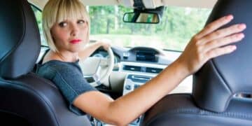 conductora realizando maniobra marcha atrás según normativa DGT.