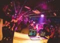 Discoteca Houdinni en Madrid con ambiente de metro y jóvenes bailando.
