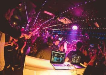 Discoteca Houdinni en Madrid con ambiente de metro y jóvenes bailando.