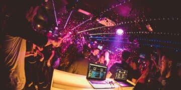 Discoteca Houdinni en Madrid con ambiente de metro y jóvenes bailando.