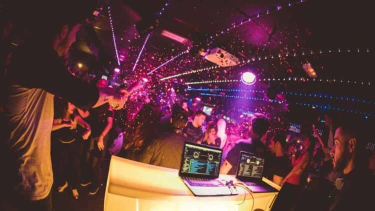 Discoteca Houdinni en Madrid con ambiente de metro y jóvenes bailando.