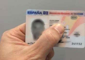 Persona mostrando su DNI español tras el anuncio del fin de los DNI permanentes en 2031.