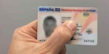 Persona mostrando su DNI español tras el anuncio del fin de los DNI permanentes en 2031.
