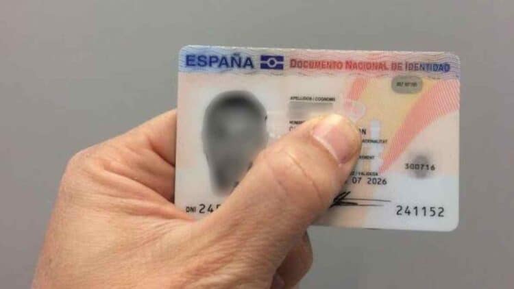 Persona mostrando su DNI español tras el anuncio del fin de los DNI permanentes en 2031.