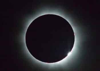 Eclipse solar casi total visible desde Madrid en agosto de 2026, con el Sol cubierto por la Luna.