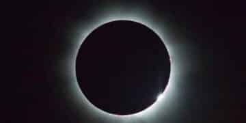 Eclipse solar casi total visible desde Madrid en agosto de 2026, con el Sol cubierto por la Luna.