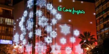 Fachada de El Corte Inglés decorada por Navidad para la campaña con 6.000 nuevas contrataciones.