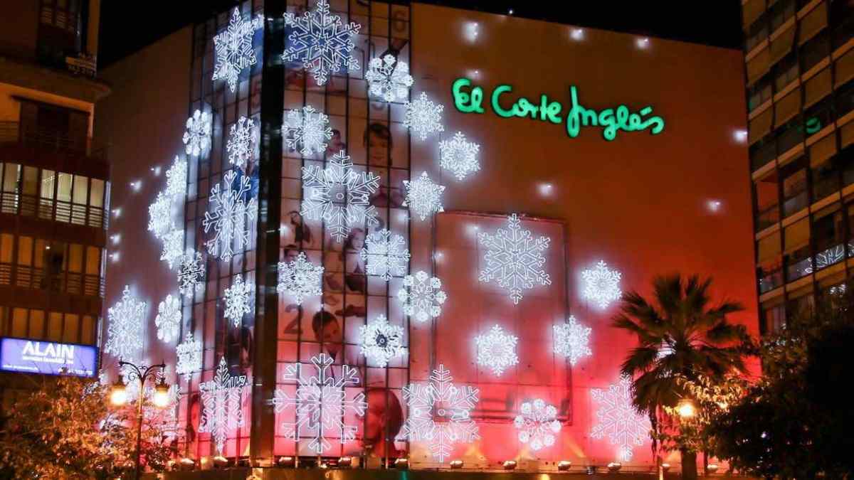 Fachada de El Corte Inglés decorada por Navidad para la campaña con 6.000 nuevas contrataciones.
