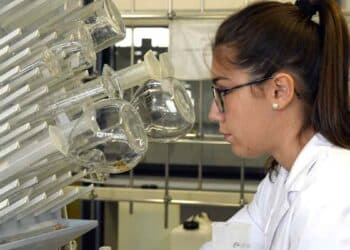 Estudiante de Química en laboratorio con alta empleabilidad y sueldos de 70.000 euros.