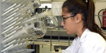 Estudiante de Química en laboratorio con alta empleabilidad y sueldos de 70.000 euros.