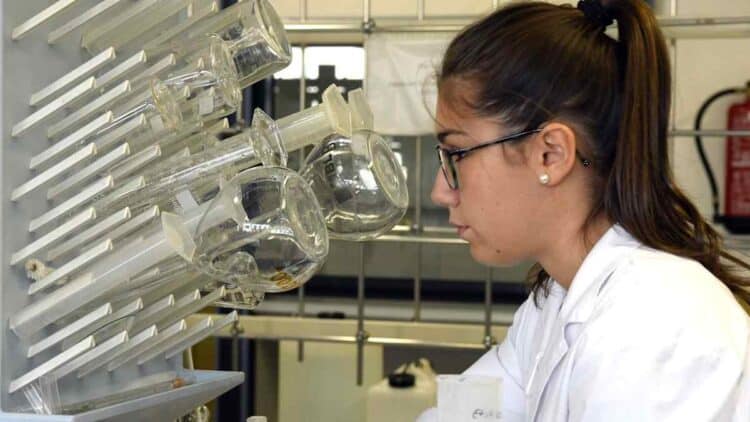 Estudiante de Química en laboratorio con alta empleabilidad y sueldos de 70.000 euros.