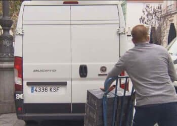 repartidor descargando pedidos en furgoneta en Madrid centro.