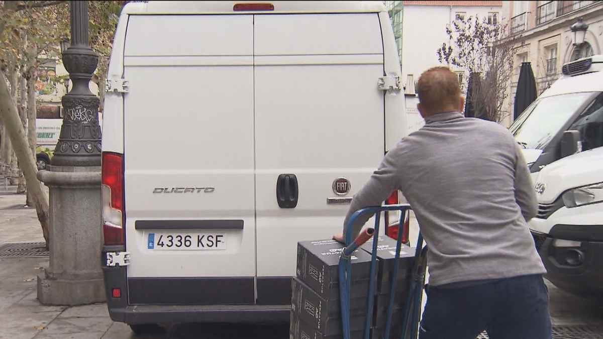 repartidor descargando pedidos en furgoneta en Madrid centro.