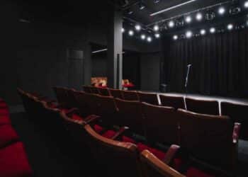 Interior del Espacio Mistral en Puerta del Ángel con escenario y butacas antes de su apertura en Madrid.