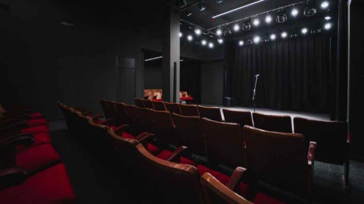Interior del Espacio Mistral en Puerta del Ángel con escenario y butacas antes de su apertura en Madrid.