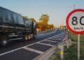 Camión circulando por autovía con límite de velocidad de 80 km/h en España.