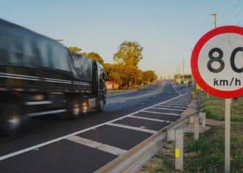 Camión circulando por autovía con límite de velocidad de 80 km/h en España.