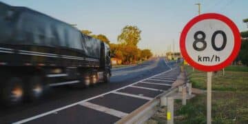 Camión circulando por autovía con límite de velocidad de 80 km/h en España.