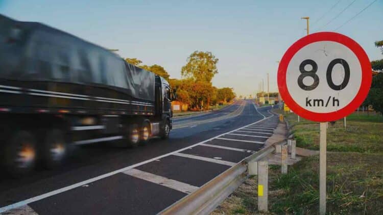 Camión circulando por autovía con límite de velocidad de 80 km/h en España.