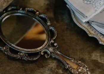 Espejo antiguo de 1953 con grabado Webster Sterling hallado en tienda de segunda mano en Reno.