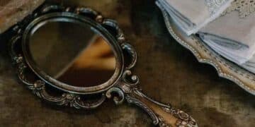 Espejo antiguo de 1953 con grabado Webster Sterling hallado en tienda de segunda mano en Reno.