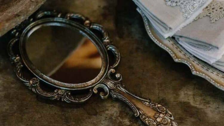 Espejo antiguo de 1953 con grabado Webster Sterling hallado en tienda de segunda mano en Reno.